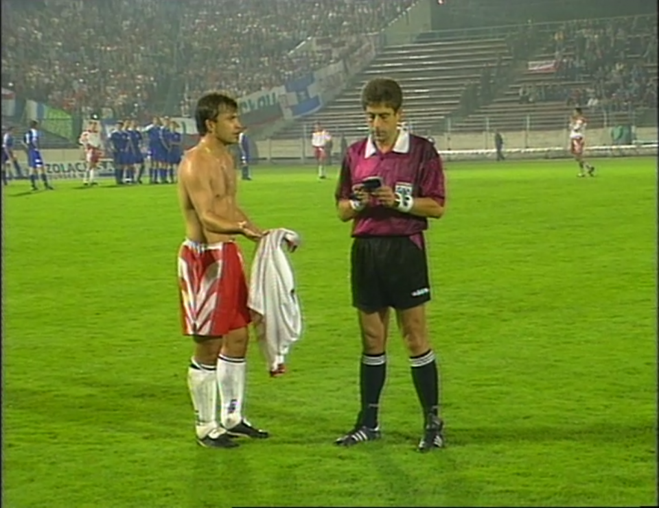 Roman Kosecki ogląda drugą żółtą i w konsekwencji czerwoną kartkę za zdjęcie koszulki przed opuszczeniem boiska.