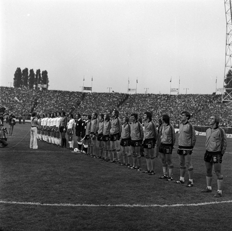 Obie jedenastki przed meczem w Chorzowie. W Amsterdamie Polacy zagrali w identycznym składzie jak na Stadionie Śląskim. Holendrzy dokonali aż czterech zmian.