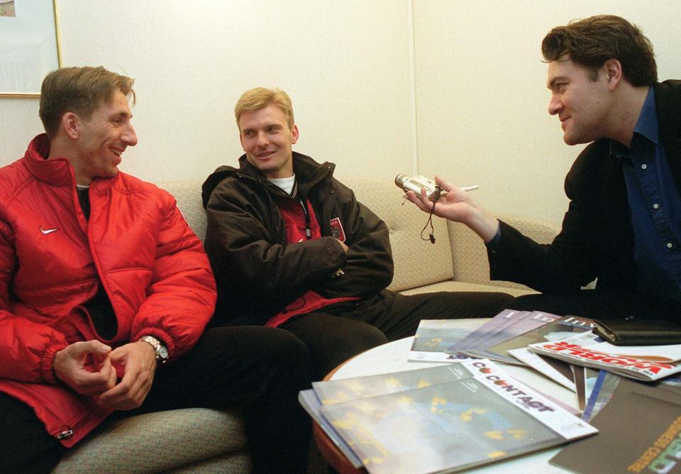 Dwójka bohaterów meczu z Mołdawią, Tomasz Iwan (z lewej) i Andrzej Juskowiak w rozmowie z dziennikarzem. Napastnik Borussii Mönchengladbach trzy razy wpisał się w Kiszyniowie na listę strzelców.