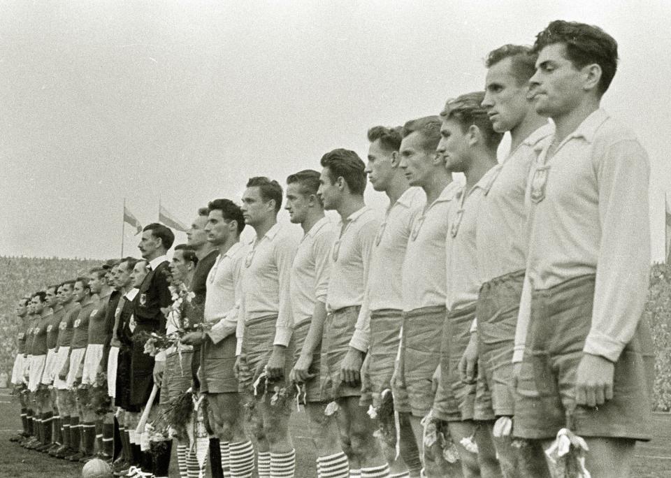 Reprezentacja Polski podczas hymnu przed meczem z ZSRR w Chorzowie.