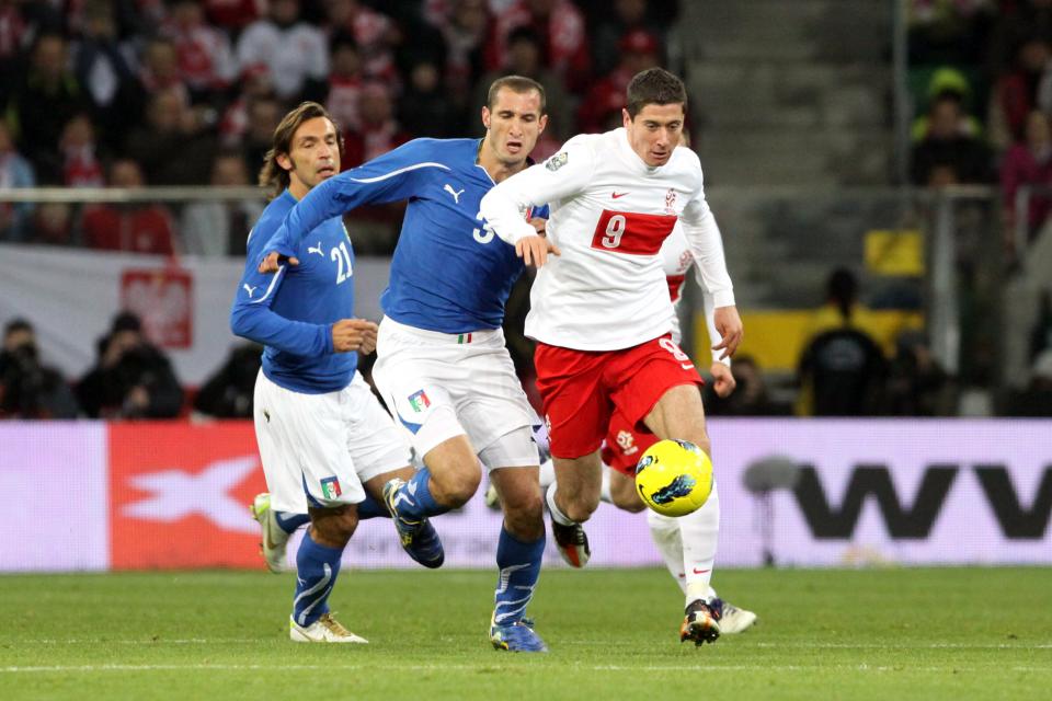 Robert Lewandowski powstrzymywany przez Giorgio Chielliniego.