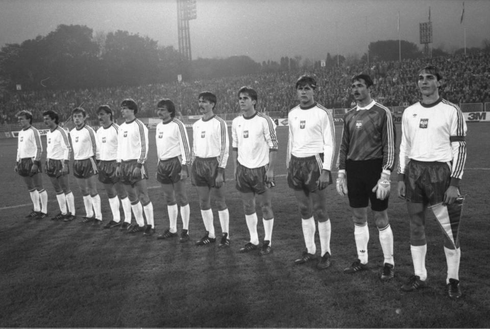 Reprezentacja Polski podczas hymnu przed meczem z Holandią.