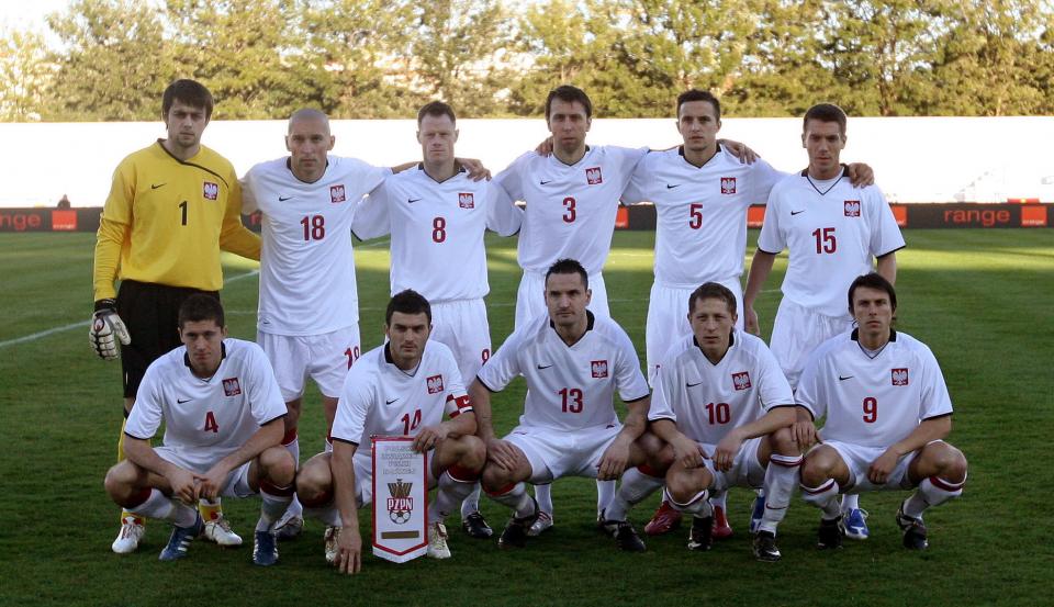 Reprezentacja Polski przed meczem z Walią 11.02.2009. Polacy w białych koszulkach z czarnymi kołnierzykami.