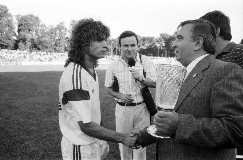 Roman Kosecki jako kapitan Legii Warszawa odbierający trofeum za zdobycie Superpucharu Polski 1989.