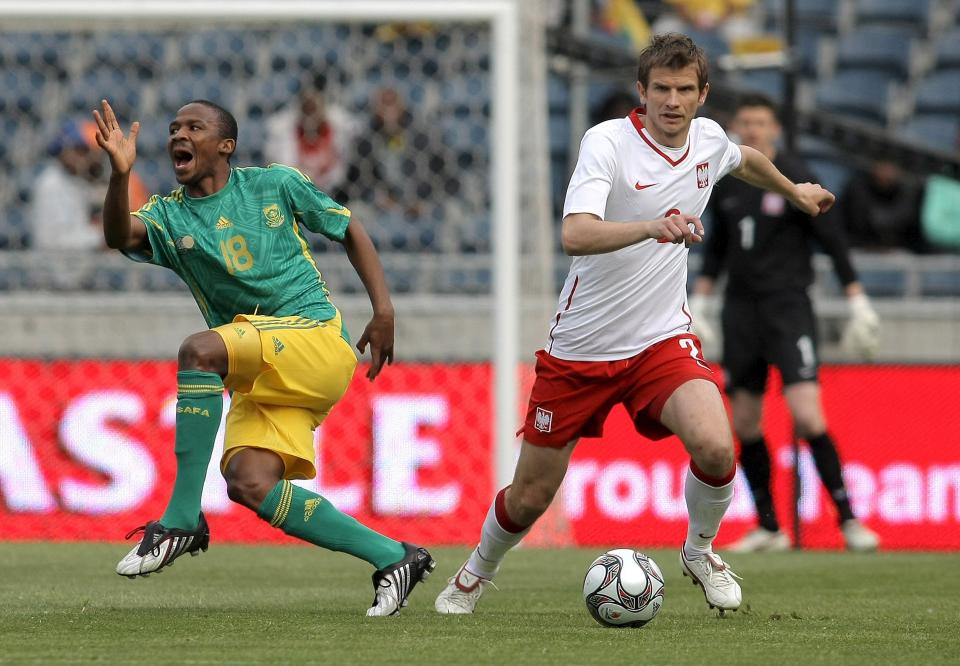 Bartosz Bosacki w walce o piłkę ze strzelcem gola Thembinkosim Fantenim. Dla polskiego obrońcy występ w Johannesburgu był jednym z ostatnich w kadrze narodowej. Potem zagrał już tylko w spotkaniu z Irakiem i jesienią ze Słowenią w eliminacjach mundialu 2010.