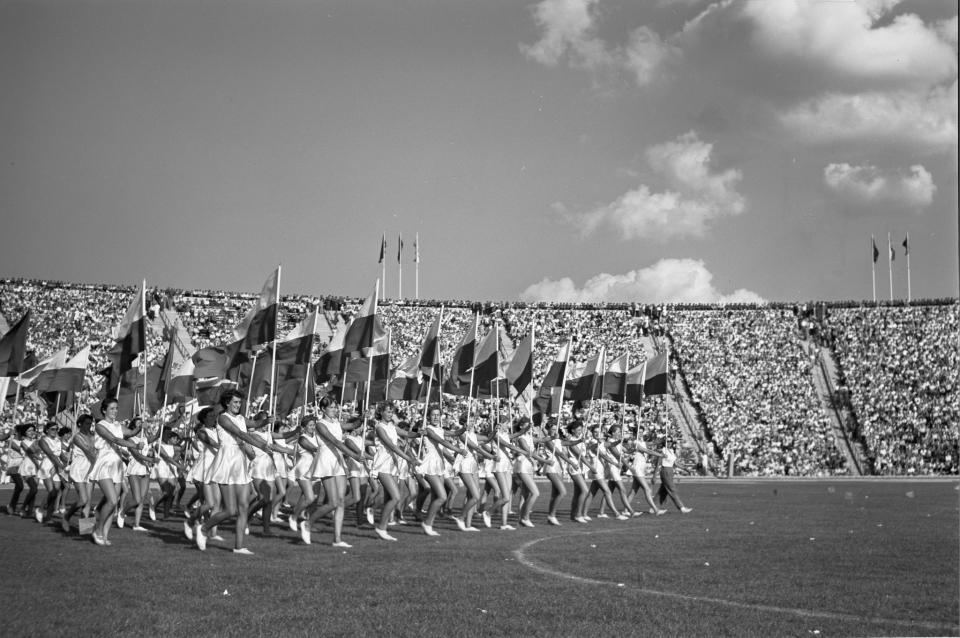22 lipca 1955 roku. Po zaledwie 11 miesiącach budowy, w 11. rocznicę Manifestu Lipcowego nastąpiło oficjalnie otwarcie Stadionu Dziesięciolecia. Po uroczystej gali rozegrano towarzyski mecz piłkarski pomiędzy reprezentacjami Warszawy i Stalinogrodu (taką nazwę nosiły wówczas Katowice). Goście wygrali 2:1.