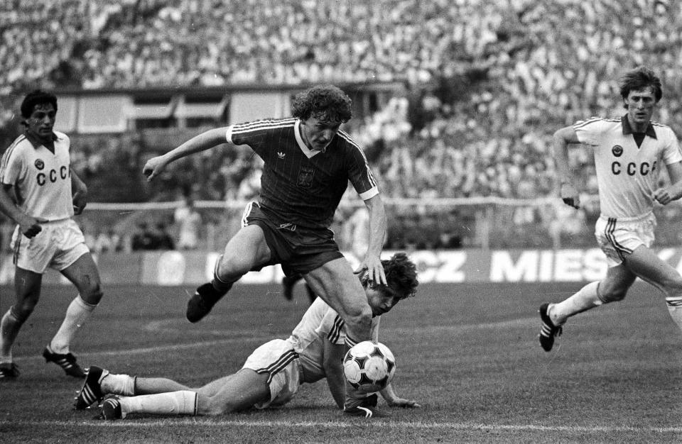 To był drugi w ciągu niespełna roku mecz przeciwko ZSRR i znów zakończył się podziałem punktów. Na mistrzostwach świata w Hiszpanii padł bezbramkowy remis, tym razem każda z drużyn zapisała na swoim koncie po golu. Jednego z nich strzelił szarżujący na radziecką bramkę Zbigniew Boniek.