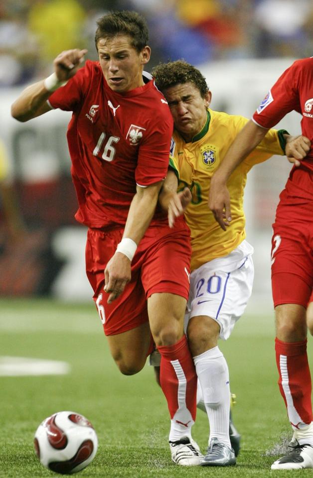 Grzegorz Krychowiak w walce o piłkę z Leandro Limą podczas meczu Polska-Brazylia 1:0 na mistrzostwach świata do lat 20 30.06.2007).