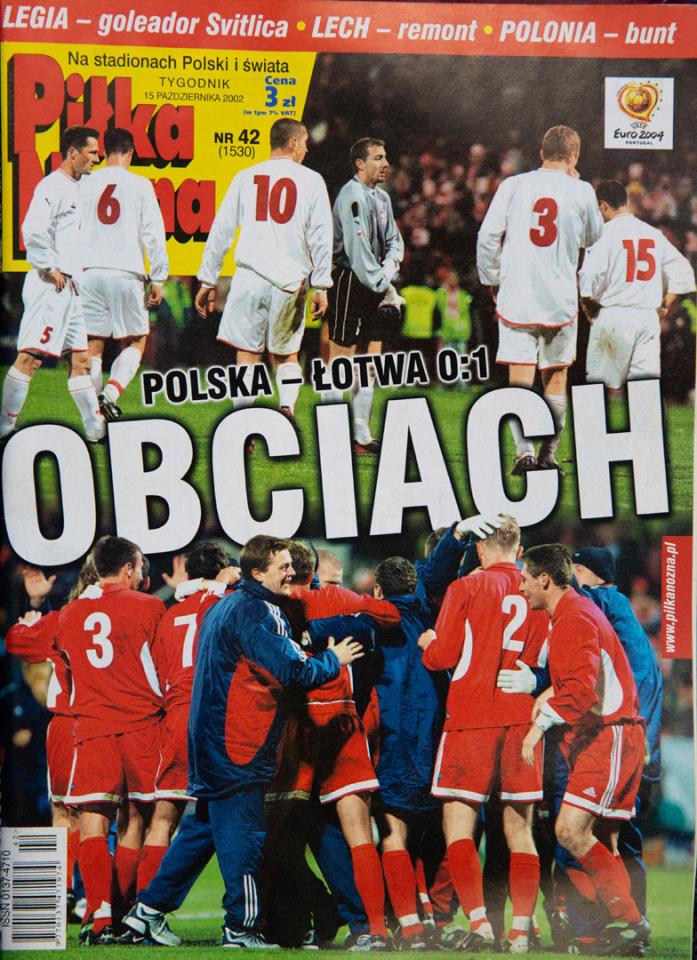 Okładka piłki nożnej po meczu polska - łotwa (12.10.2002)