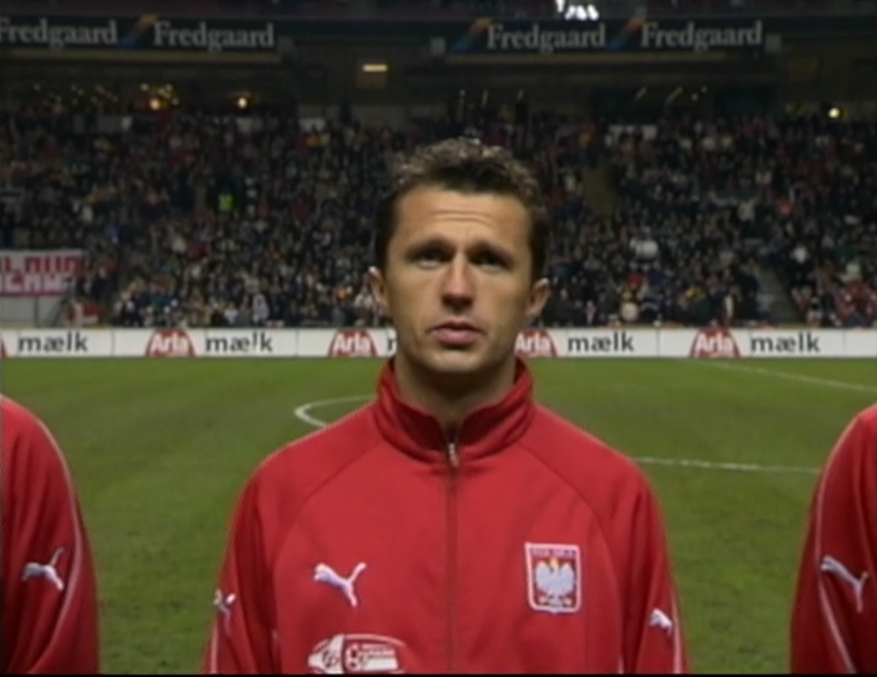 Roman Dąbrowski podczas odgrywania polskiego hymnu przed meczem towarzyskim z Danią w 2002 roku.