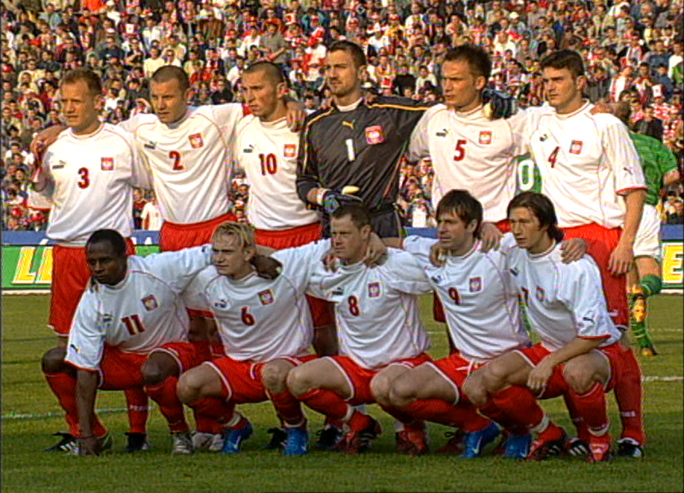 Zdjęcie grupowe reprezentacji Polski przed meczem towarzyskim z Irlandią w 2004 roku w Bydgoszczy.