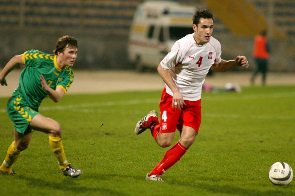 Marcin Wasilewski goni za piłką w meczu z Litwą w 2003 roku.