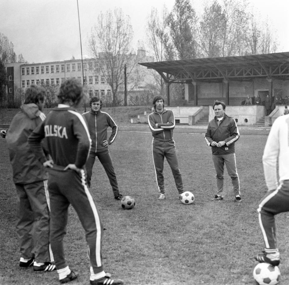 Ryszard Kulesza (pierwszy z prawej) podczas treningu reprezentacji wiosną 1976 roku. Obok niego Kazimierz Deyna i Włodzimierz Lubański.