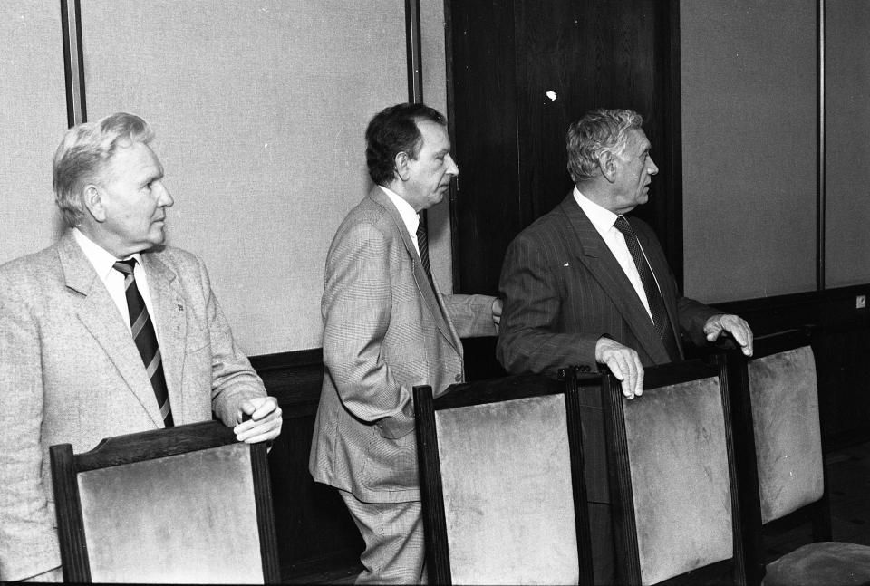 Ryszard Kulesza (pierwszy z lewej) podczas pamiętnego posiedzenia prezydium zarządu PZPN, na którym odebrano warszawskiej Legii tytuł mistrza Polski. Pierwszy z prawej Kazimierz Górski.
