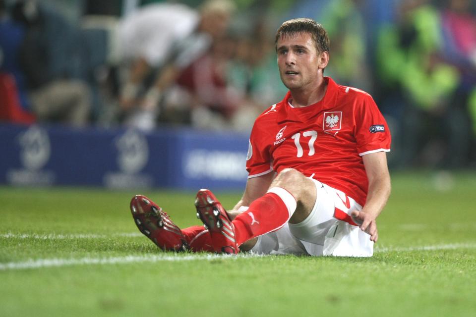 Wojciech Łobodziński siedzący na murawie podczas meczu Polska - Niemcy na Euro 2008.