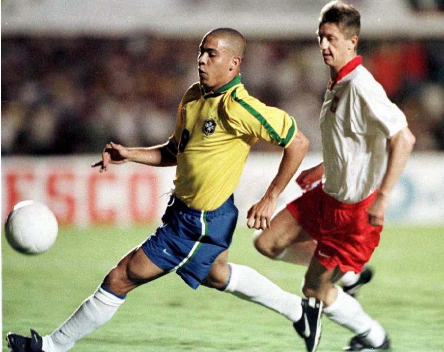 Antoni Piechniczek postanowił przeciwko Brazylijczykom zagrać tylko trójką obrońców. To nie był najlepszy pomysł, o czym świadczy liczba straconych bramek. Ronaldo (w tej sytuacji ściga się z nim Marek Jóźwiak) był trudny do upilnowania.