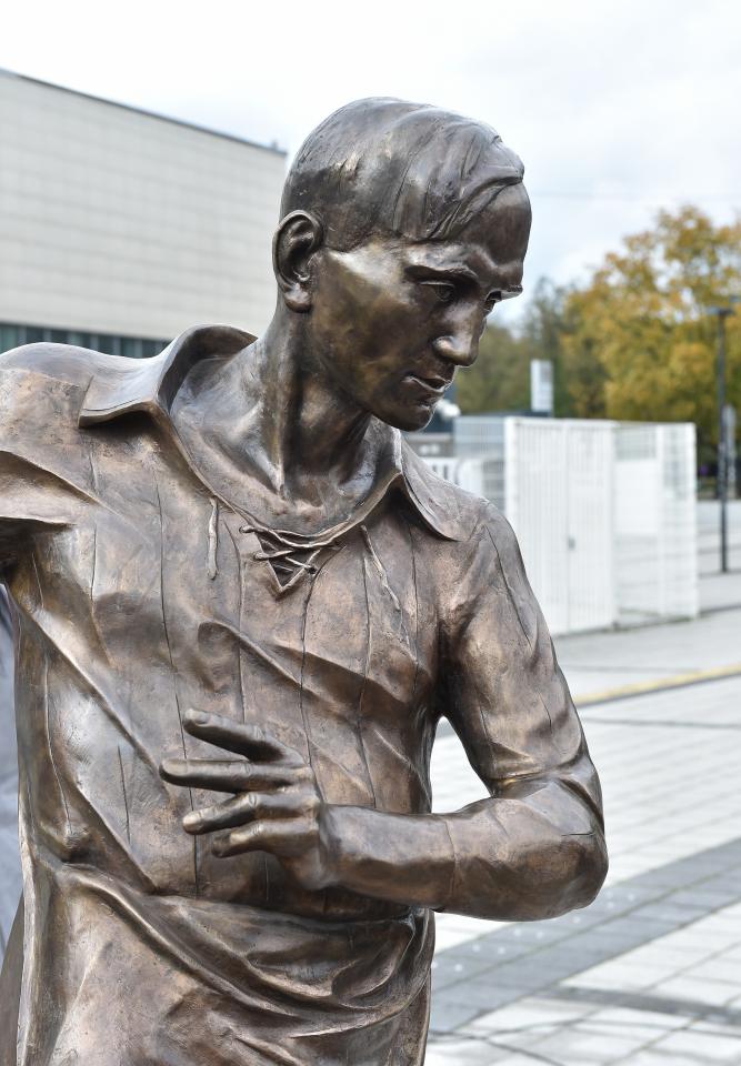 Przed wojną Józef Kałuża był dla polskich kibiców tym, kim dzisiaj jest Robert Lewandowski. W październiku 2017 roku pomnik znakomitego napastnika stanął przed stadionem jego ukochanego klubu Cracovii.