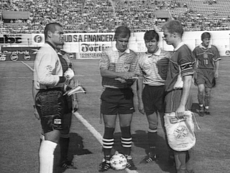 Powitanie kapitanów obu drużyn: Tomasza Łapińskiego i legendarnego paragwajskiego bramkarza José Luisa Chilaverta. Między nimi argentyński sędzia Ángel Sánchez.