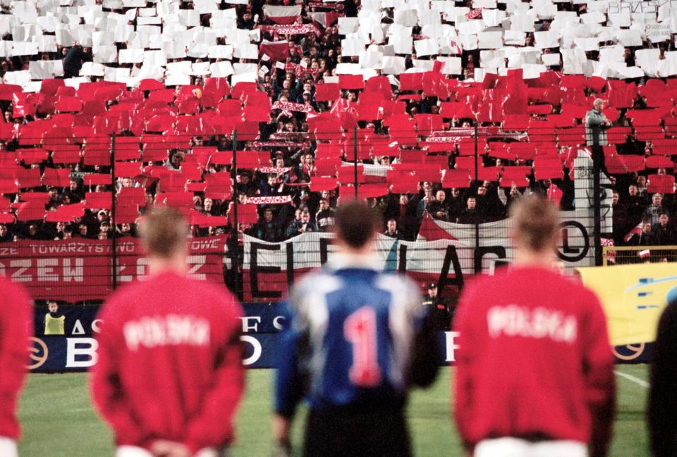 Polscy kibice przed meczem Polska - Islandia 1:0 (15.11.2000).