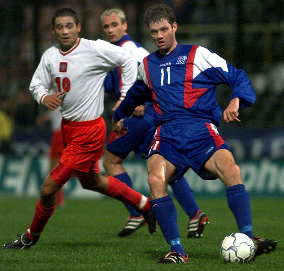 Radosław Kałużny i Ríkharður Daðason podczas meczu Polska - Islandia 1:0 (15.11.2000).