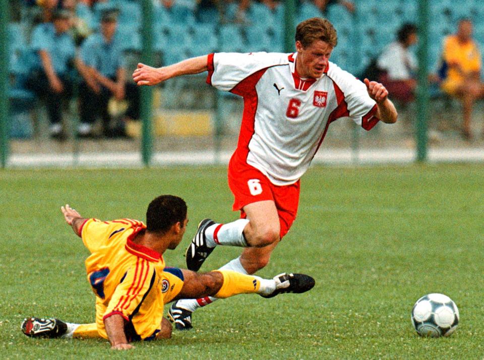 Jacek Krzynówek ogrywający rumuńskiego obrońcę podczas meczu towarzyskiego w Bukareszcie w 2000 roku.