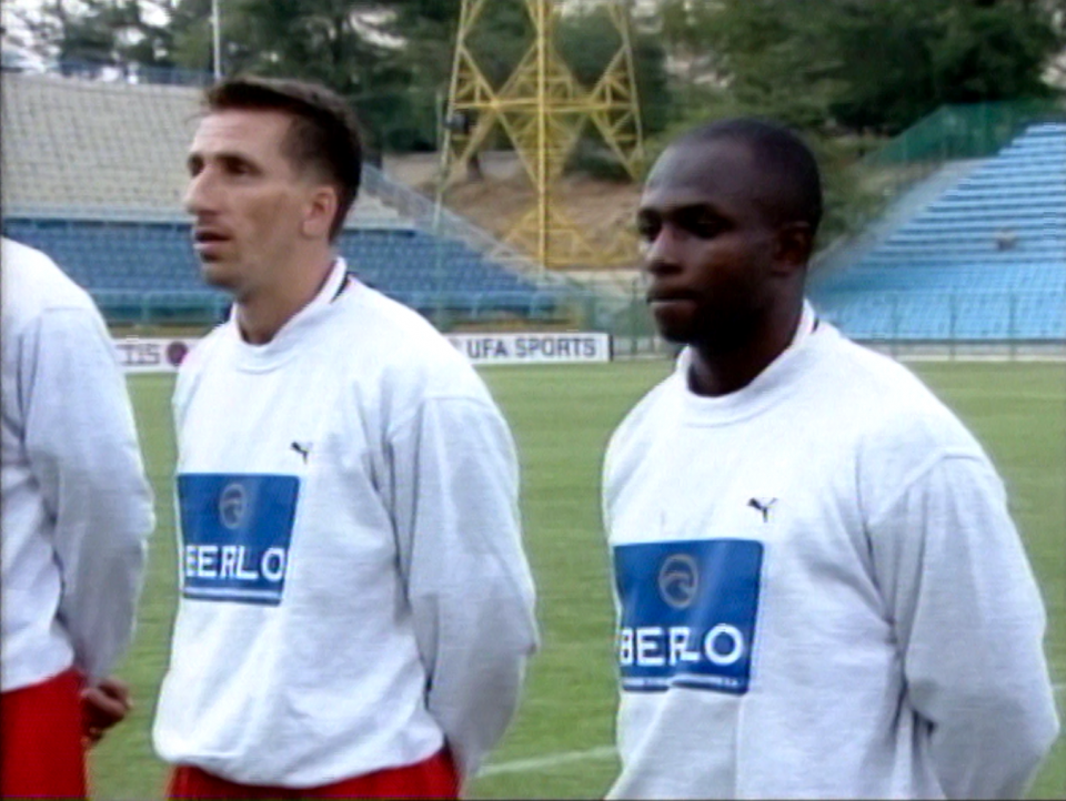 Tomasz Iwan i Emmanuel Olisadebe - debiutant w meczu towarzyskim z Rumunią w sierpniu 2000 roku.