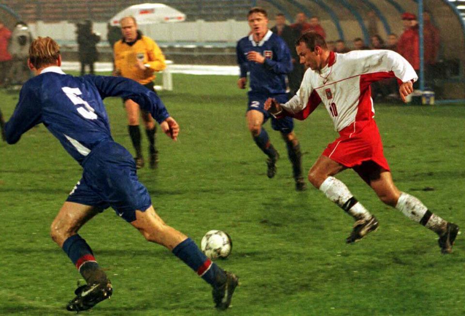 Wojciech Kowalczyk w walce z Miroslavem Karhanem (numer 5) i Ivanem Kozakiem w czasie meczu ze Słowacją 