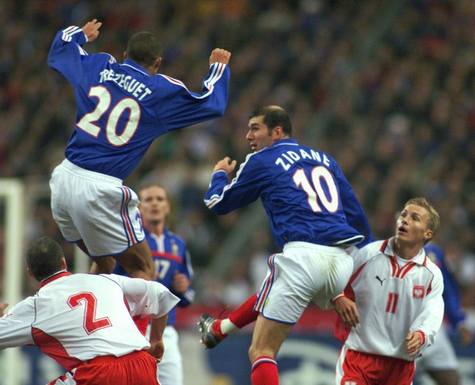 David Trezeguet, Zinédine Zidane, Tomasz Kłos i Bartosz Karwan podczas meczu Francja - Polska 1:0 (23.02.2000).