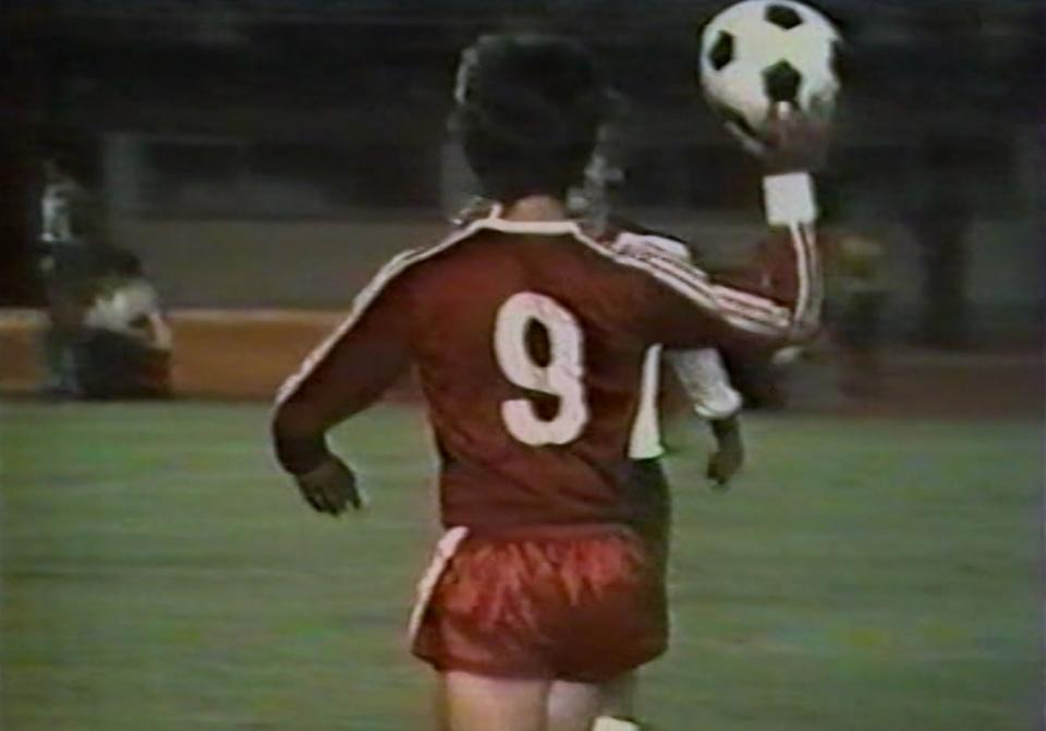 Marek Kusto podczas meczu Austria - Polska 2:1 (24.08.1977).