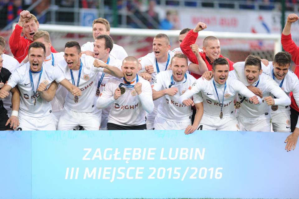 Piłkarze Zagłębia Lubin świętujący trzecie miejsce w ekstraklasie w sezonie 2015/2016.