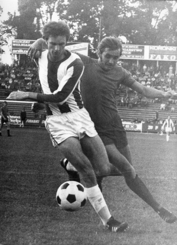 Władysław Żmuda (po lewej) w ligowym meczu w barwach wrocławskiego Śląska. W tej sytuacji ściga się z piłkarzem Widzewa Łódź, a więc klubu, którego szeregi zasilił kilka lat później.