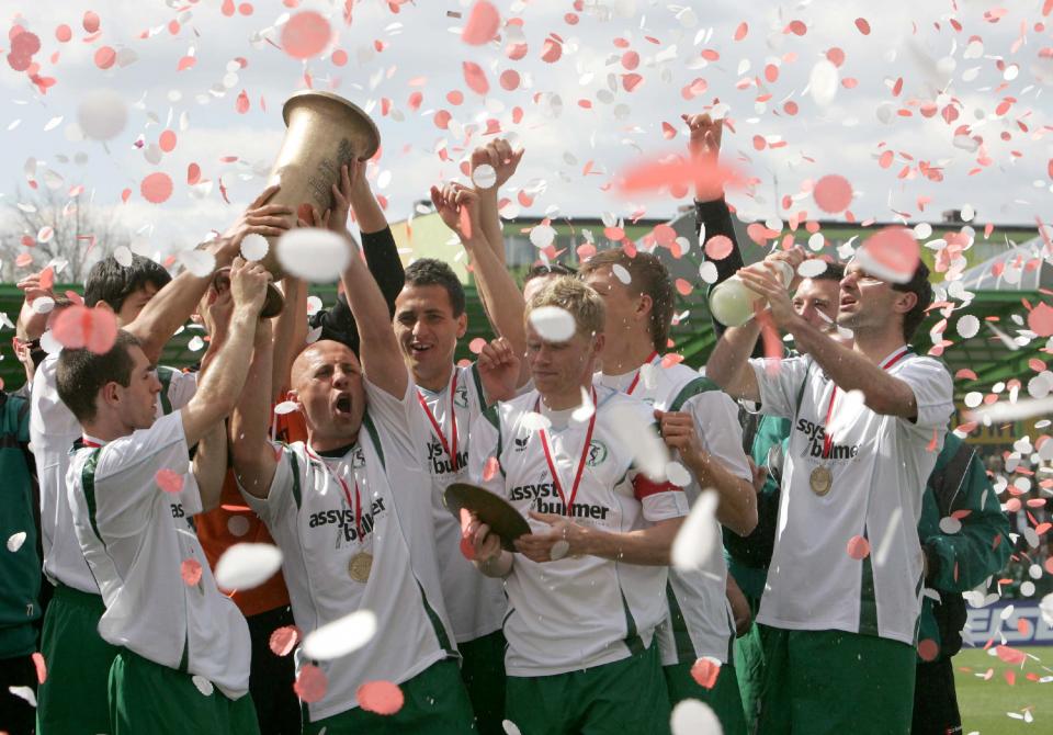 Bełchatów, 1 maja 2007 roku. Piotr Rocki (trzeci od lewej) świętuje z kolegami z Groclinu Dyskobolii zdobycie Pucharu Polski. W finale zespół z Grodziska Wielkopolskiego pokonał Koronę Kielce 2:0.