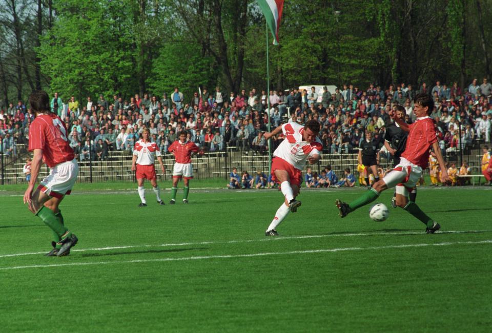 Wojciech Kowalczyk strzela na bramkę węgierską podczas towarzyskiego meczu w Krakowie w 1994 roku.