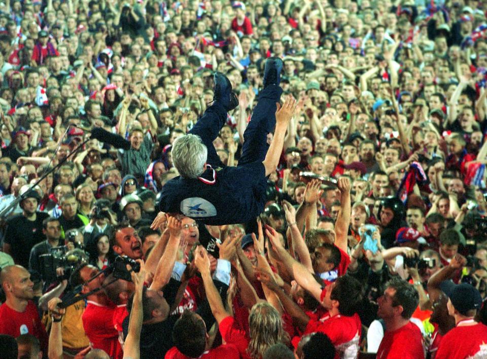 Późną wiosną 2004 roku Henryk Kasperczak był noszony na rękach przez piłkarzy i kibiców krakowskiej Wisły po zdobyciu kolejnego tytułu mistrza Polski. Kilka miesięcy potem został jednak zdymisjonowany. Oficjalnie: z powodu nie zaakceptowania nowych zasad współpracy zaproponowanych przez działaczy Białej Gwiazdy.