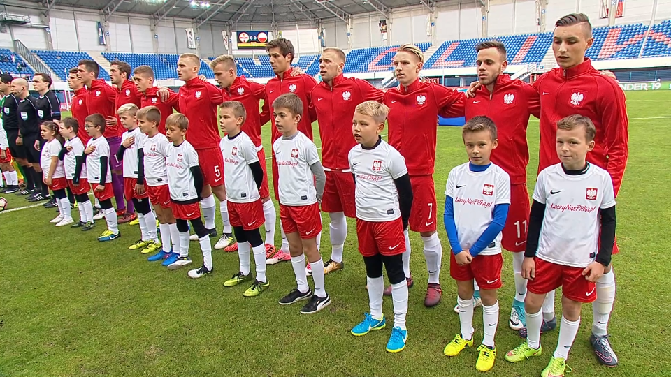 Reprezentacja Polski do lat 19 podczas hymnu przed meczem z Irlandią Północną w eliminacjach Euro 2018.