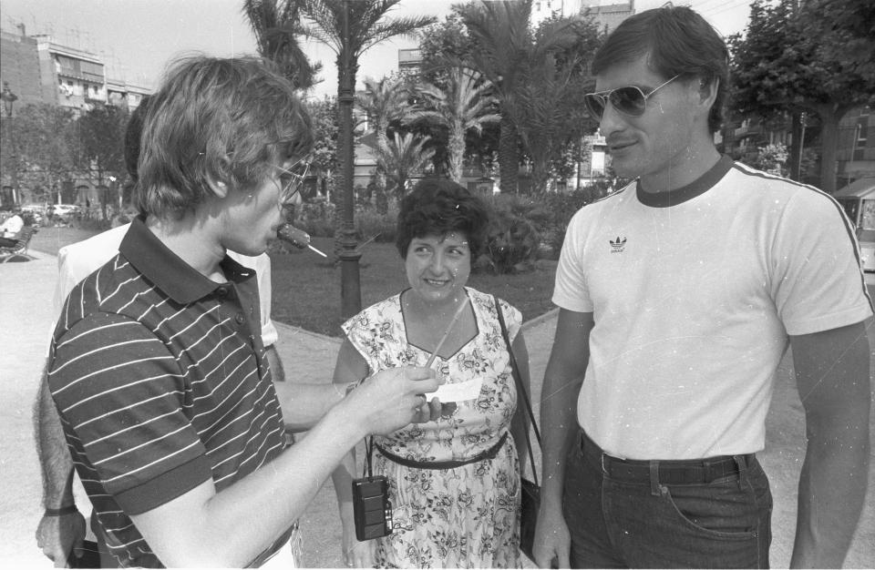 Z Hiszpanią Andrzej Pałasz (pierwszy z lewej) miał wyłącznie miłe skojarzenia. To tej reprezentacji strzelił swojego ostatniego gola przed mundialem 1982 i właśnie w tym kraju świętował największy sukces w karierze – zdobycie trzeciego miejsca na mistrzostwach świata. Zdjęcie wykonano na początku lipca podczas spaceru po Barcelonie. Z prawej Paweł Janas.