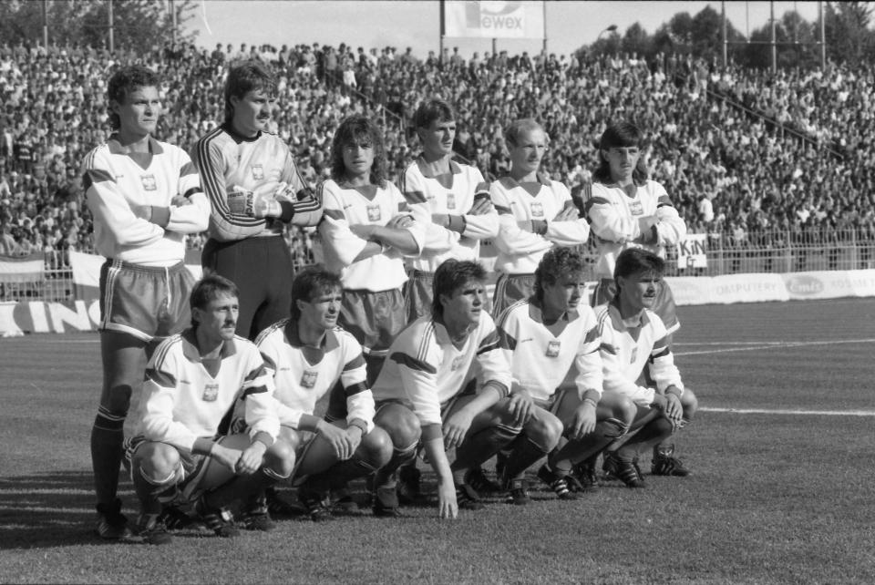 Grupowe zdjęcie reprezentacji Polski przed towarzyskim meczem z Grecją w Warszawie 5 września 1989 roku.