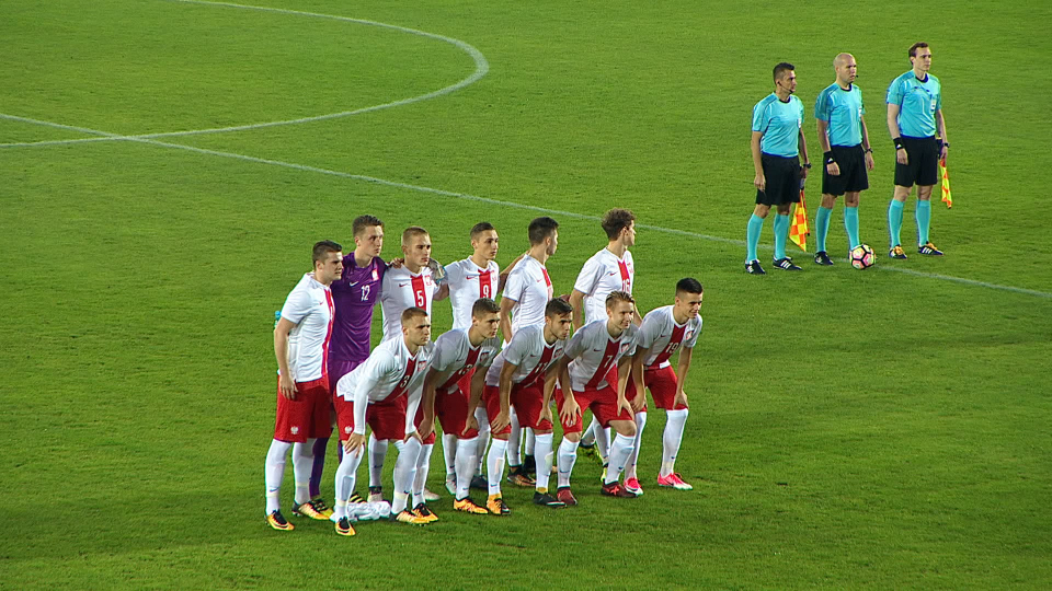 Zdjęcie grupowe reprezentacji Polski do lat 19 przed meczem z Niemcami w eliminacjach Euro 2018.