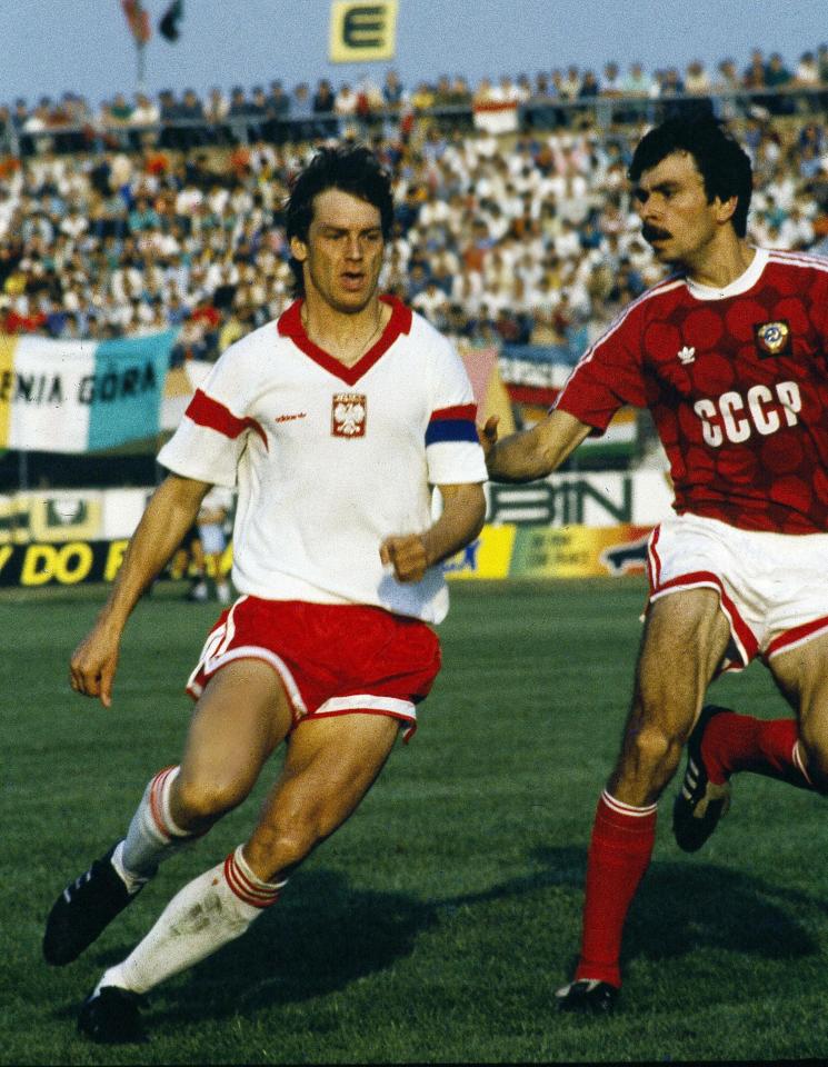 Jan Urban w starciu z piłkarzem radzieckim. Spotkanie towarzyskie Polska - ZSRR w Lubinie, 23 sierpnia 1989.