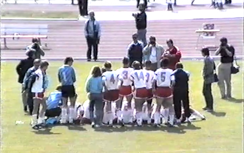 Grupowe zdjęcie reprezentacji Polski do lat 16 - brązowych medalistów mistrzostw Europy 1990.