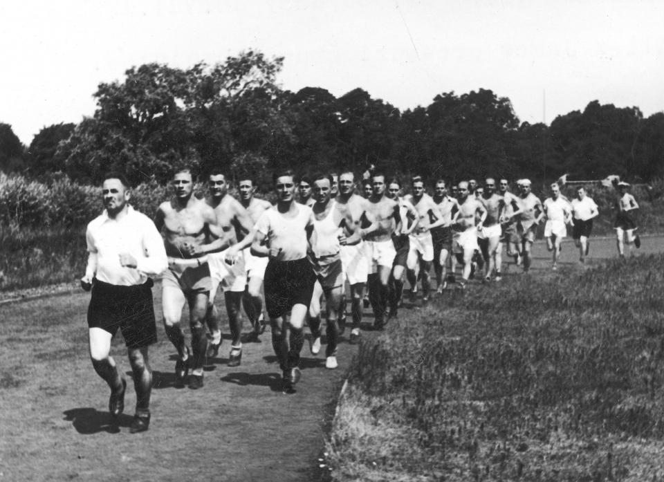Tak zaczynał się każdy trening pod okiem przedwojennej gwiazdy szkockiego futbolu. W upalne lato 1939 roku Alex James (pierwszy z lewej) katował polskich piłkarzy długą przebieżką wokół boiska na warszawskich Bielanach.
