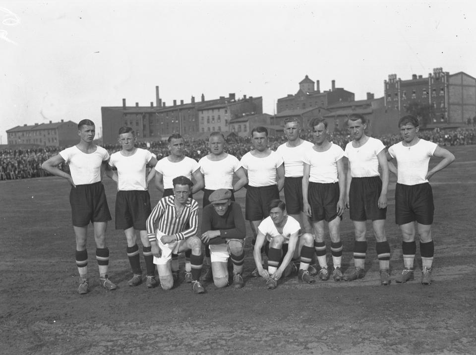 Piłkarze Ruchu Hajduki Wielkie przed ligowym meczem z krakowską Wisłą w 1934 roku. Na zdjęciu widoczni Teodor Peterek (stoi pierwszy z lewej), obok niego Ernest Wilimowski i Gerard Wodarz (drugi z prawej).