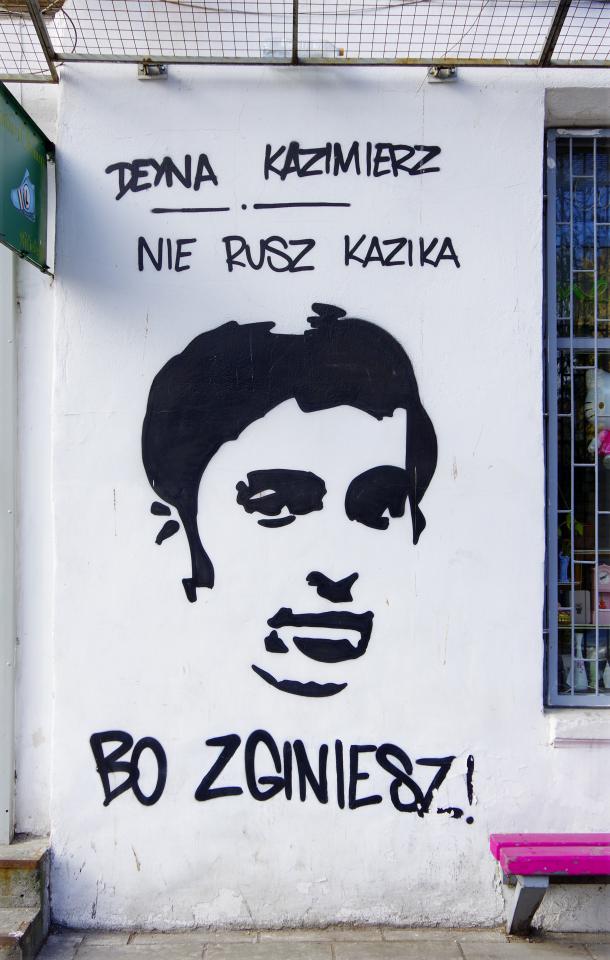 Deyna Kazimierz nie rusz Kazika bo zginiesz! - mural z podobizną Kazimierza Deyny na ścianie starej kamienicy przy ulicy Inżynierskiej 4 na Pradze Północ. 