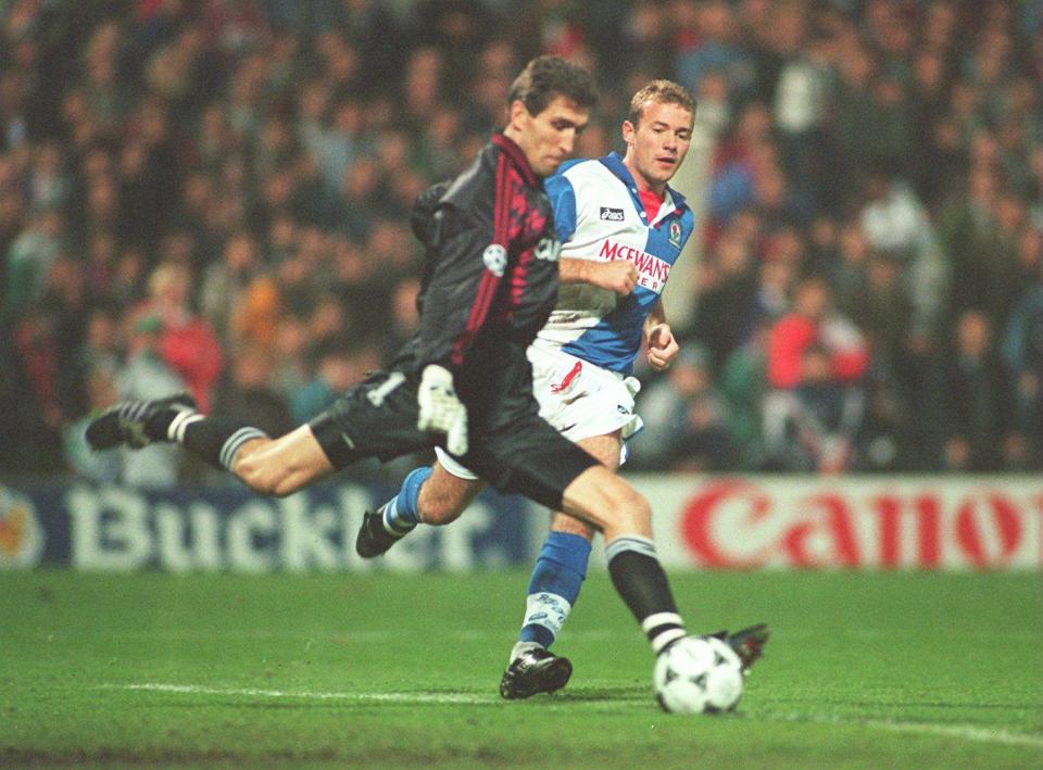 Maciej Szczęsny i Alan Shearer w meczu Legia - Blackburn w Warszawie w październiku 1995 roku.