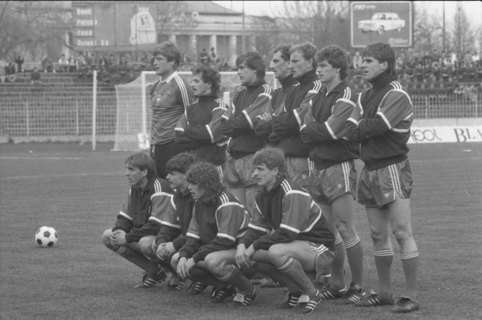 Grupowe zdjęcie reprezentacji Polski przed meczem towarzyskim z Rumunią 12 kwietnia 1989 roku.