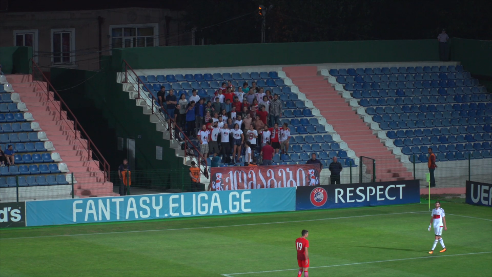 Sektor najbardziej rozśpiewanych kibiców młodzieżowej reprezentacji Gruzji.