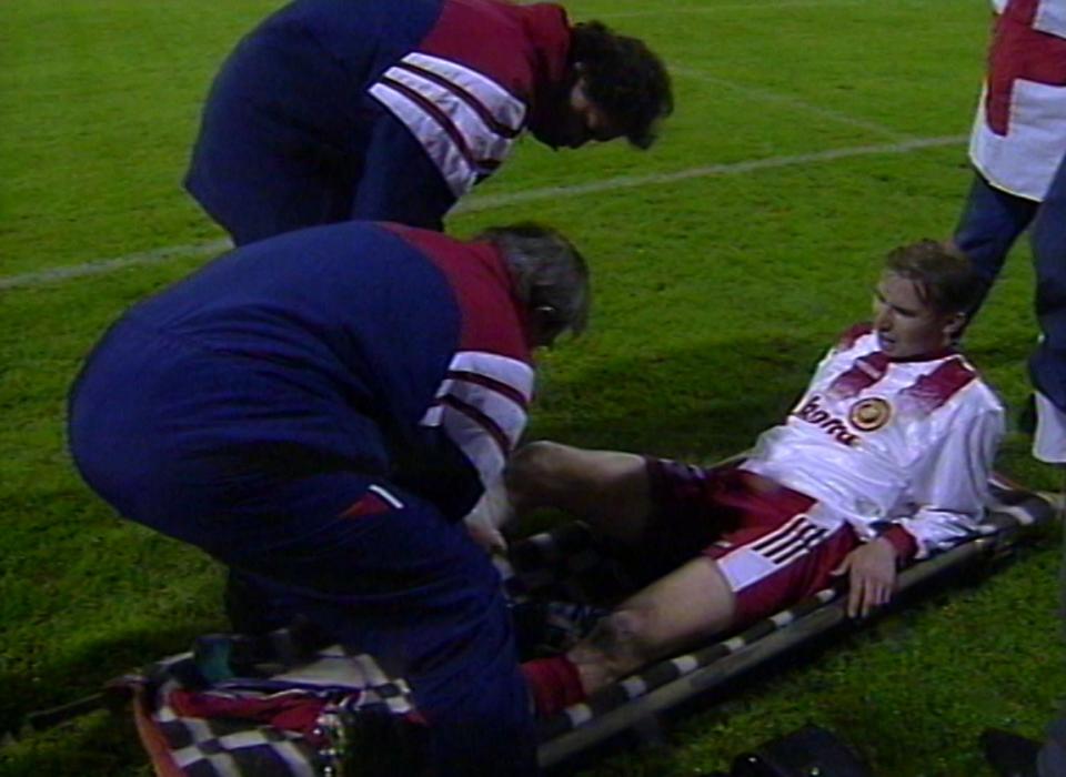 Piotr Szarpak kontuzjowany podczas meczu Widzew Łódź - Atlético Madryt 1:4 (25.09.1996).