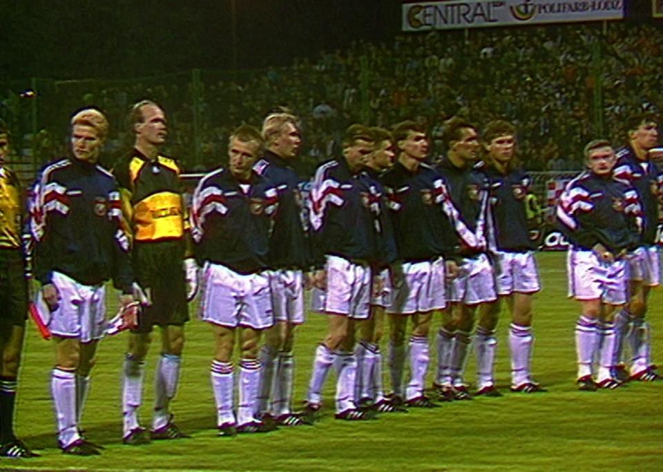 Piłkarze Widzewa Łódź przed rewanżowym meczem z Czernomorcem Oddessa. Od lewej: Tomasz Łapiński (kapitan), Andrzej Woźniak, Andrzej Michalczuk, Daniel Bogusz, Piotr Szarpak, Ryszard Czerwiec, Marek Koniarek, Zbigniew Wyciszkiewicz, Rafał Siadaczka, Paweł Miąszkiewicz, Marek Bajor.
