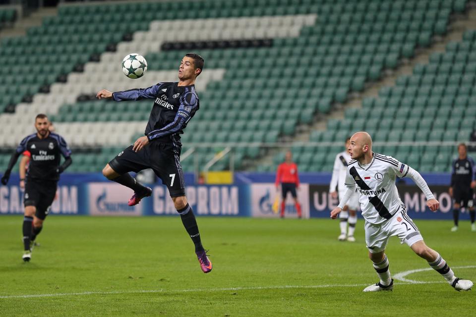 Michał Pazdan i Cristiano Ronaldo podczas meczu Legia-Real w Lidze Mistrzów.