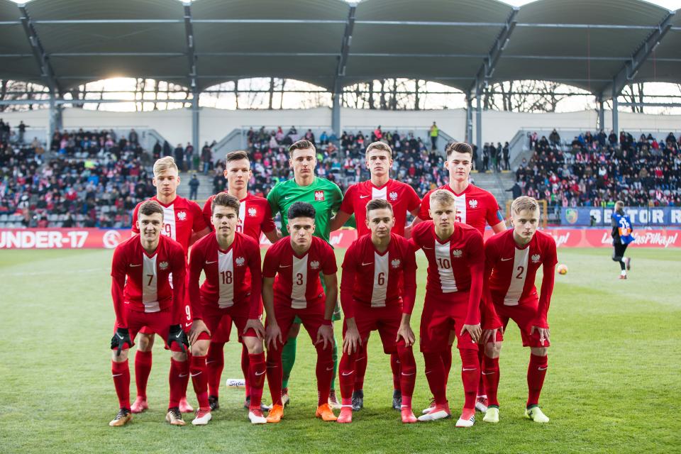 Zdjęcie grupowe reprezentacji Polski do lat 17 przed meczem eliminacji ME z Gruzją w 2018 roku.